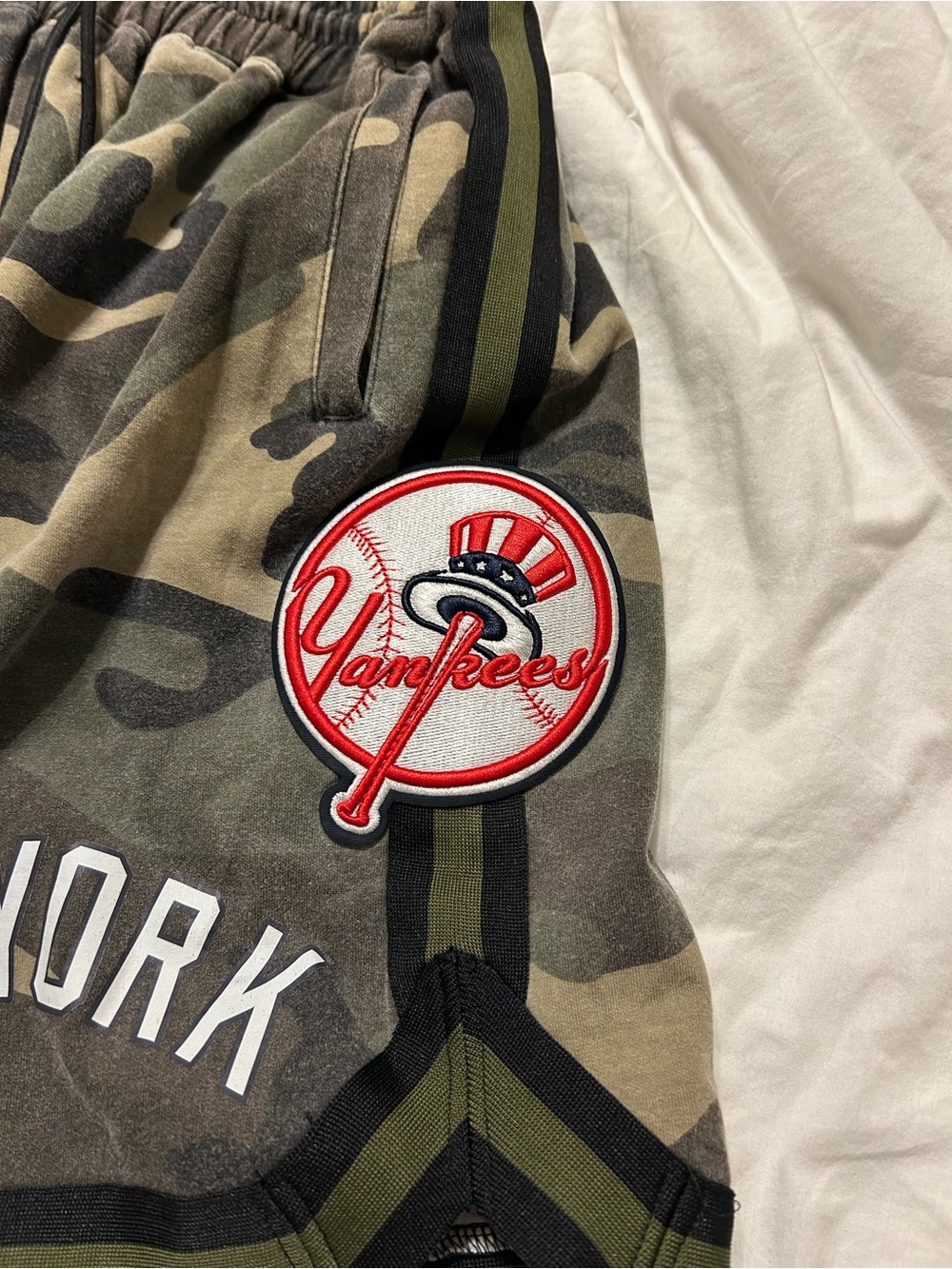 Pro Standard NY Yankees Camo Shorts 2XL Embroidered Logo Streetwear - Picture 4 of 8